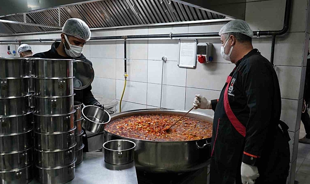 &quot;Sıcak Yemek Projesi&quot; ile her gün bin aileye yemek dağıtılıyor