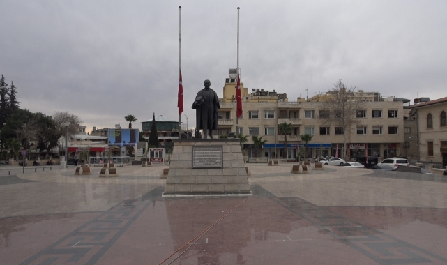 Sınırın sıfır noktasındaki Kilis&#039;te bayraklar yarıya indirildi