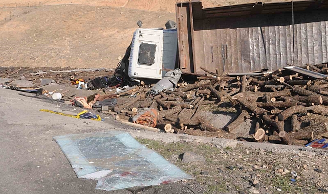 Şırnak&#039;ın Cizre İlçesinde Odun Yüklü Kamyon Devrildi: 2 Yaralı