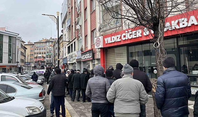 Sivas&#039;ta Et ve Süt Kurumu Önünde Uzun Kuyruklar