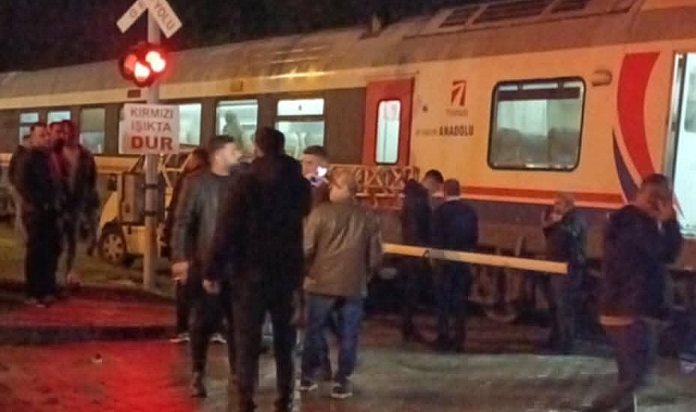Söke&#039;de Tren Kazası: Pikap ile Tren Çarpıştı, Seyahatler Aksadı