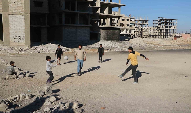Suriye&#039;de çocuklar, enkaz yığınları arasında futbol oynuyor