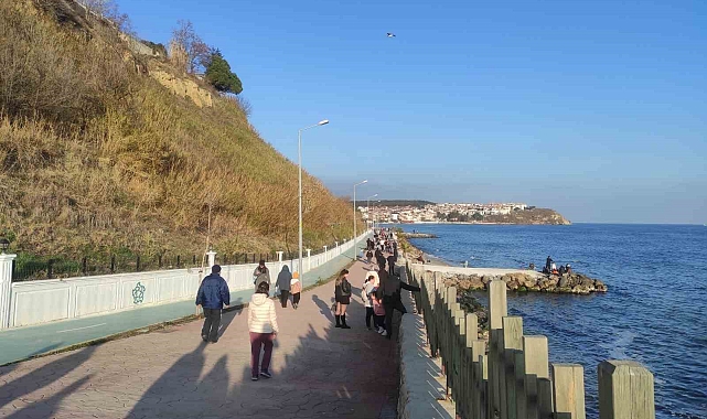 Tekirdağ&#039;da güneşli havada vatandaşlar sahile akın etti