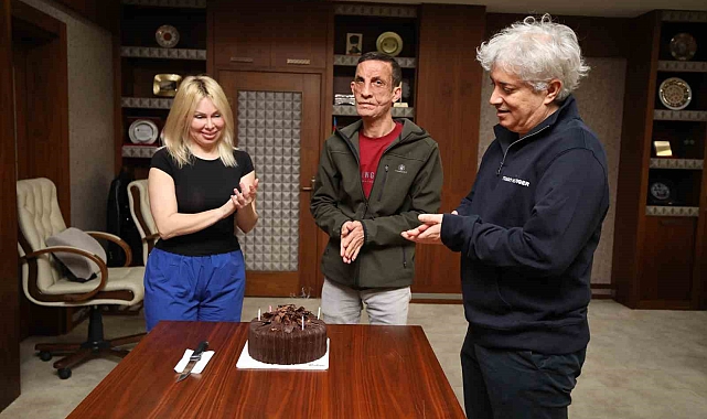 Türkiye&#039;nin ilk yüz nakilli hastası Uğur Acar, 13&#039;üncü yılını pasta keserek kutladı