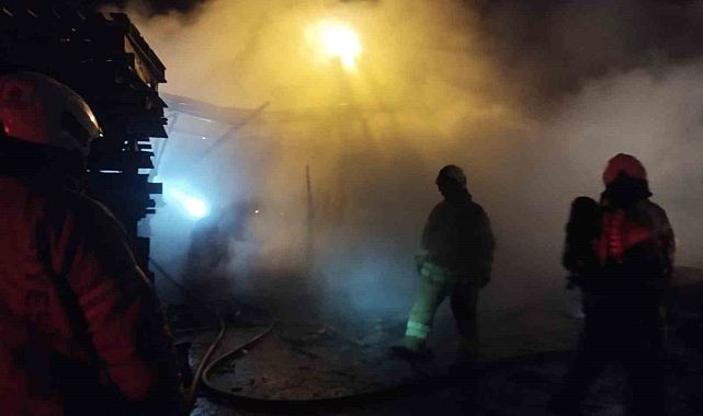 Tuzla&#039;da Palet İmalathanesinde Büyük Yangın: İtfaiye Ekiplerinin Zorlu Mücadelesi