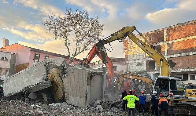 Uşak&#039;ta Yıkım Faciası: İş Makinesi Operatörü Hayatını Kaybetti