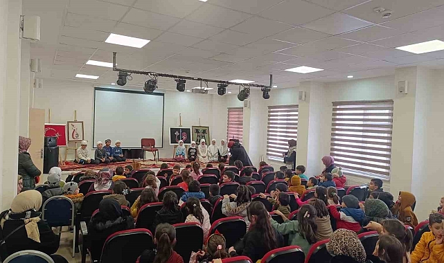 Uzundere'de Gelenekler Yaşıyor: Meddah Gösterisiyle Öğrenciler Tarihin Tozlu Sayfalarında Yolculuk Yaptı