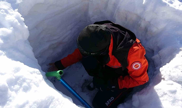 Van-Bahçesaray Yolu Çığ Tehlikesi Nedeniyle Hala Kapalı