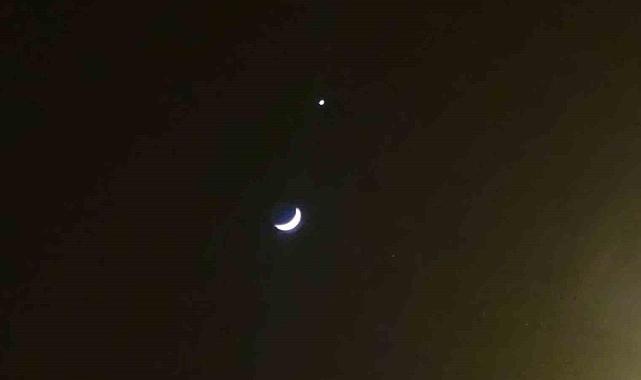 Van Göklerinde Muhteşem Bir Görüntü: Ay ve Yıldızın Buluşması