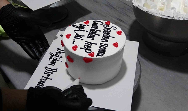 Van&#039;da 1 Ocak Mucizesi: Pastaneler Doğum Günü Kutlamalarıyla Kaynıyor!