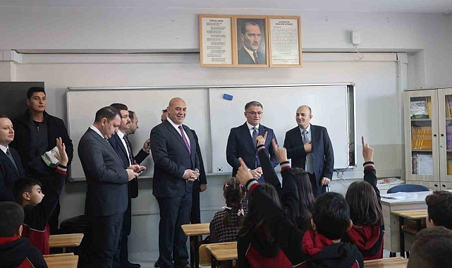 Van&#039;da Karne Heyecanı: 290 Bin Öğrenci Tatile Çıktı