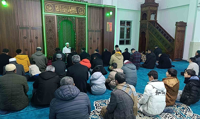 Van&#039;da Regaip Kandili Coşkusu: Camiler Dolup Taştı