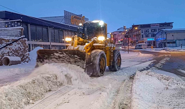 Van&#039;da Yaşanan Yoğun Kar Yağışı Hayat Felç Etti! Yüzlerce Köy Yolu Ulaşıma Kapalı