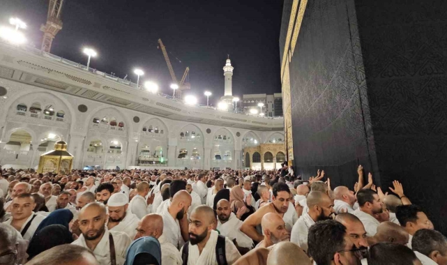 Yüz binlerce Müslüman Kabe&#039;yi tavaf etti