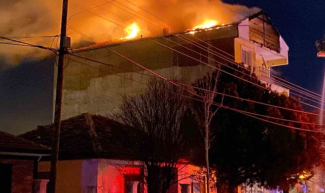 4 katlı binadan yükselen alevler geceyi aydınlattı