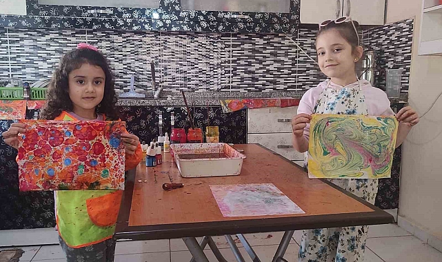 6 yaşında Ebru sanatına başladı