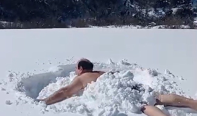 80 santimetre karda &#039;kar banyosu&#039; yaptı