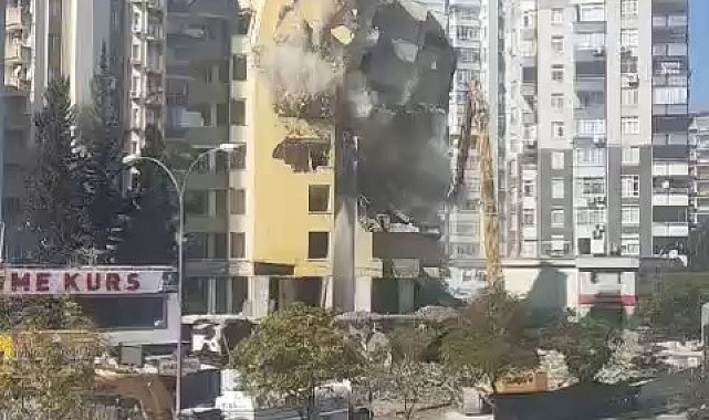 Adana&#039;da Depremde Hasar Gören Bina Kontrollü Yıkıldı