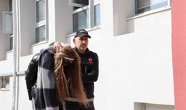 Adana&#039;da Kadın Kılığındaki Uyuşturucu Satıcısı Yakalandı
