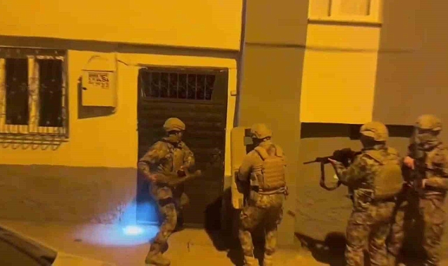 Adana&#039;da şafak operasyonu: 8 gözaltı, 15 silah ele geçirildi, 3 tutuklama