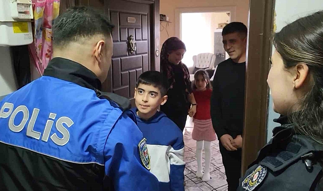 Adıyaman&#039;da 11 Yaşındaki Çocuğun Polis Memuruna Atkı ve Bere Hediye Etmesi Duygulandırdı