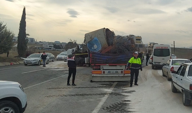 Adıyaman&#039;da tır ile vinç çarpıştı: 2 yaralı