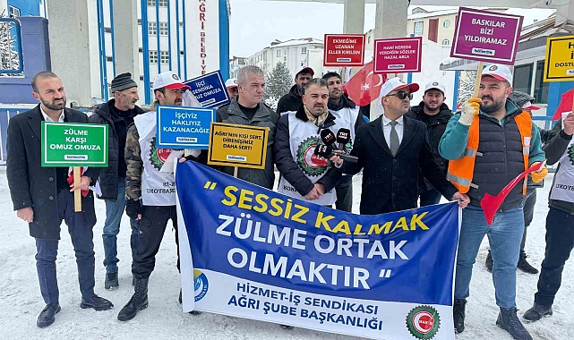 Ağrı Belediyesi Önünde Kar Altında İşçi Eylemi