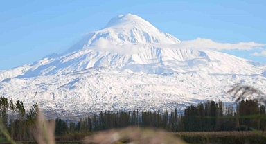 Ağrı Dağı'ndan Kar Manzaraları: Beyaz Gelinlik İçinde Bir Dev