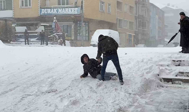 Ağrı&#039;da cadde ve sokaklar buz pistine döndü