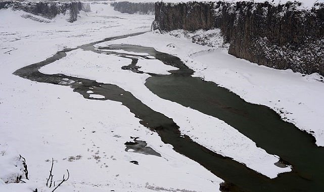 Ağrı&#039;da Dondurucu Soğuklar Murat Nehri&#039;ni Dondurdu