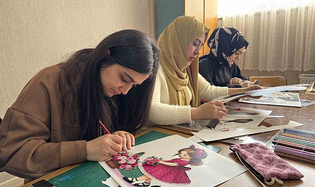 Ağrı&#039;da Kağıt Rölyef Kursu Kadınlara Umut Kapısı Oldu