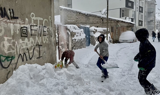 Ağrı&#039;da Kar Sevinci: Çocuklar Karın Keyfini Çıkardı