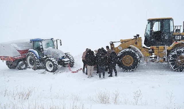 Ağrı&#039;da Kar ve Tipi Nedeniyle Yoldan Çıkan Traktör Kurtarıldı
