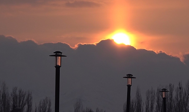 Ağrı&#039;da Kış Güneşi Büyüledi: Ağaç Dalları Arasından Süzülen Işıklar Eşsiz Manzaralar Oluşturdu