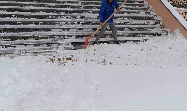 Ağrı&#039;nın Diyadin İlçesinde Kar Yağışı Hayatı Olumsuz Etkiledi
