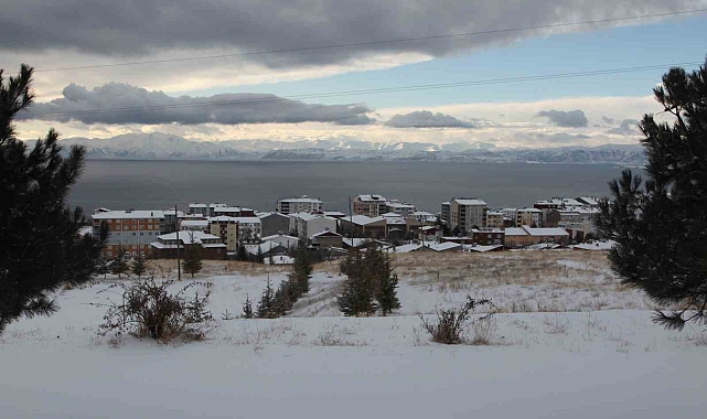 Ahlat&#039;ta kar yağışı, 8 köy yolu ulaşıma kapandı