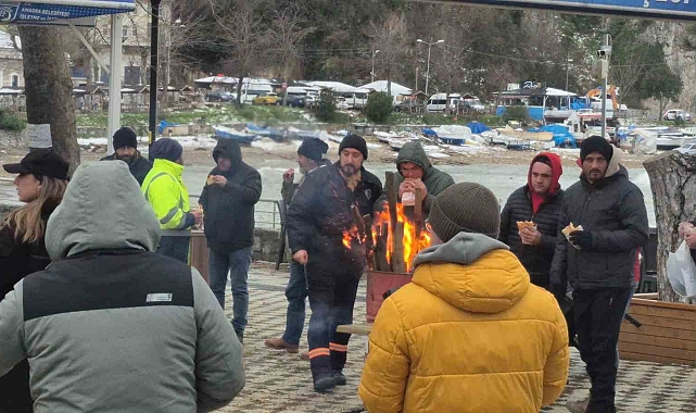 Amasra Belediye Başkanı&#039;ndan Karla Mücadele Ekibine Sucuk Ekmek Ziyafeti