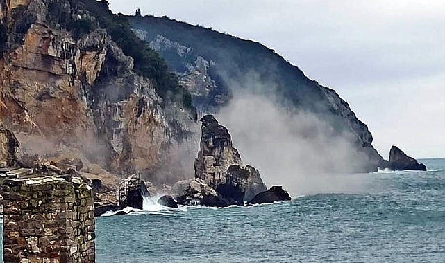 Amasra&#039;da Heyelan: Dev Kayalar Denize Düştü