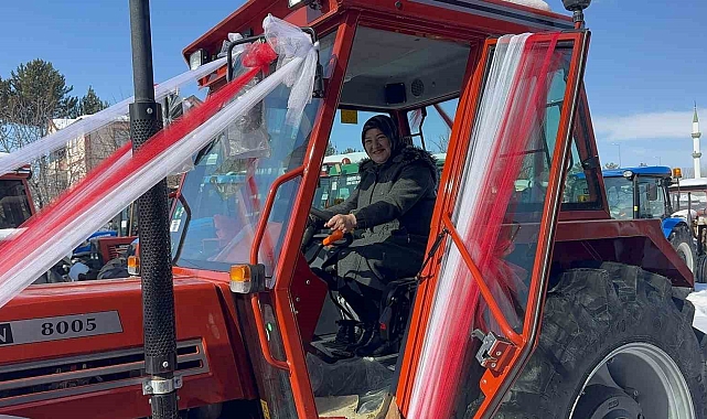 &#039;Ana gibi yar olmaz&#039; dedi, Sevgililer Günü&#039;nde annesine traktör hediye etti