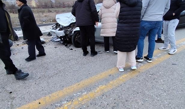 Ankara&#039;da 4 aracın karıştığı kazada bir araç takla attı: Yaralılar var