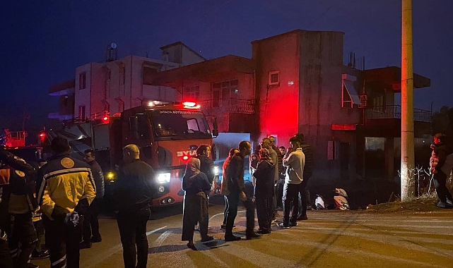Antalya&#039;da Ev Yangını: Şahıs İtfaiye Ekiplerini Av Tüfeğiyle Tehdit Etti