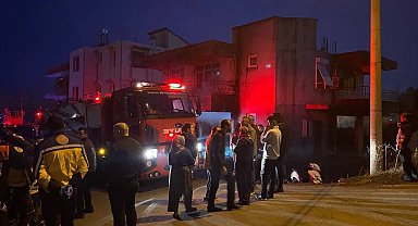 Antalya'da Ev Yangını: Şahıs İtfaiye Ekiplerini Av Tüfeğiyle Tehdit Etti