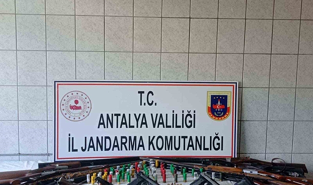Antalya&#039;da Jandarmadan Silah Operasyonu: Çok Sayıda Ruhsatsız Silah ve Mühimmat Ele Geçirildi