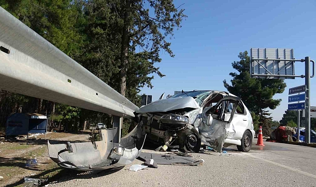 Antalya&#039;da Kavşakta Feci Kaza: 3 Yaralı