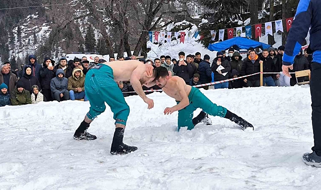 Artvin&#039;de Kar Üstü Karakucak Güreşleri Coşkusu