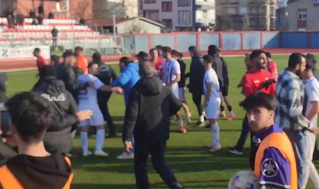 Bartınspor-Sinopspor Maçı Sonrası Saha Karıştı: Polis Müdahale Etti
