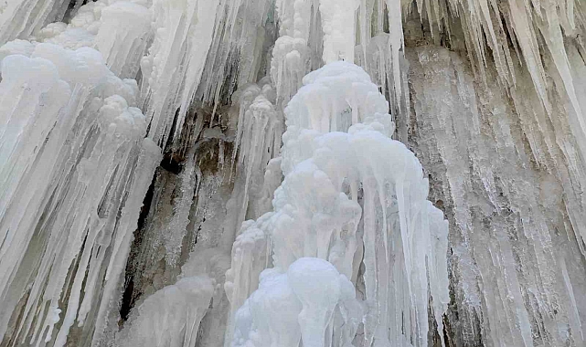 Batman&#039;da şelale dondu, 30 metreyi bulan buz sarkıtları oluştu