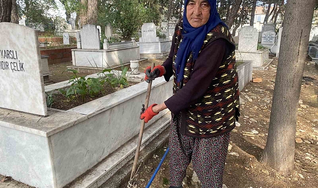 Belediyeden izin alıp 20 yıldır her gün mezarlığa gelerek temizlik yapıyor