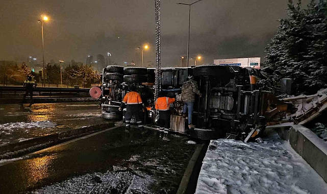 Beylikdüzü&#039;nde Kar Küreme Aracı Devrildi: Şoför Yaralandı