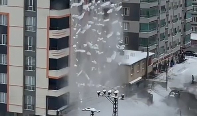 Bitlis&#039;te Kar Kütlesi Şelale Gibi Caddeye Aktı